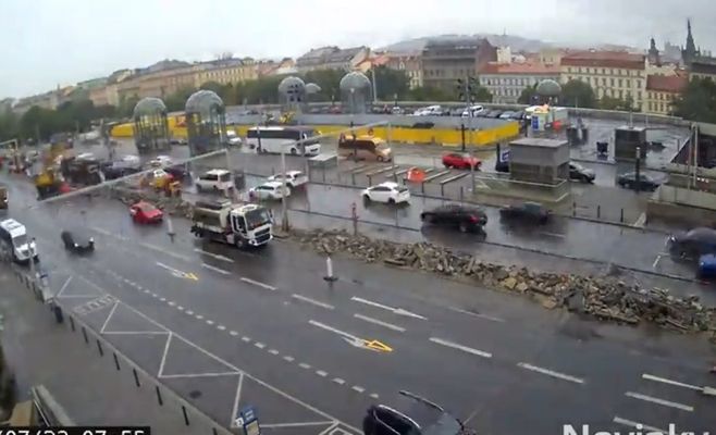 Time-lapse video of highway repairs near Prague's Main Station reveals sluggish pace — Správa železnic explains why