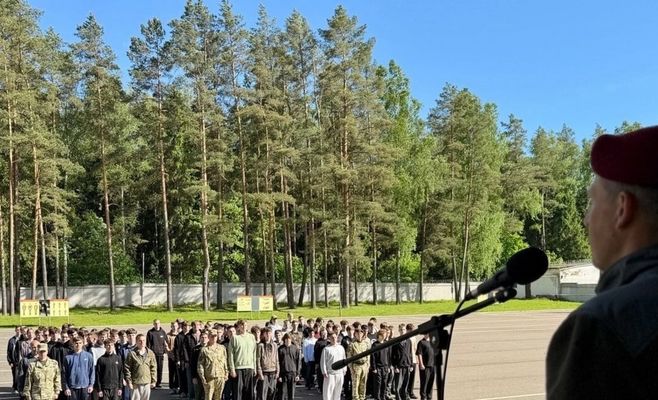 У Білорусі школярів з вересня зобов'яжуть навчатися керувати дронами