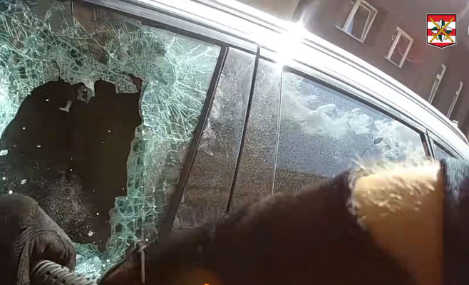 В Брно машина сама заблокировалась с годовалым ребёнком внутри в жару