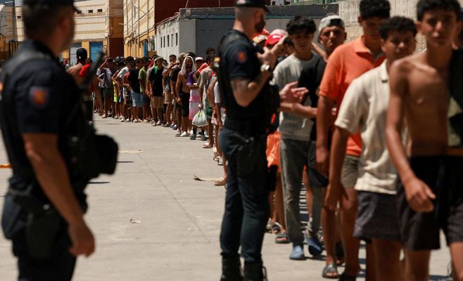 Марокко остановило новую попытку сотен мигрантов прорваться в испанскую Сеуту