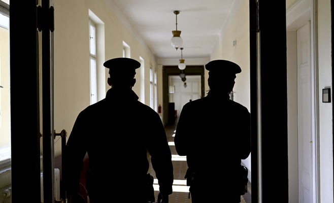 Побив поліцейських після допиту в Чеських Будейовицях — суд призначив 2,5 року, скарга до Конституційного суду не допомогла