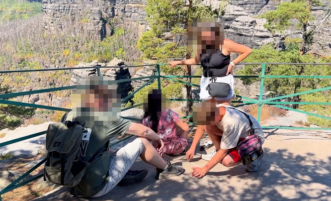 Мальчик выцарапал надпись на скале у Правчицкой арки — родителям штраф 10 тысяч крон