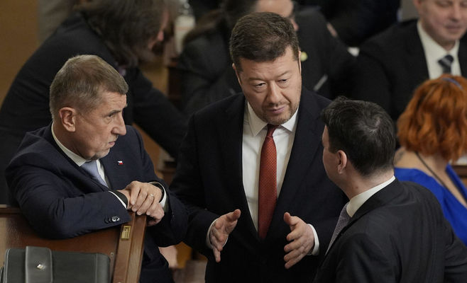 Бабіш і Окамура поспішають заморозити зарплати політиків перед виборами