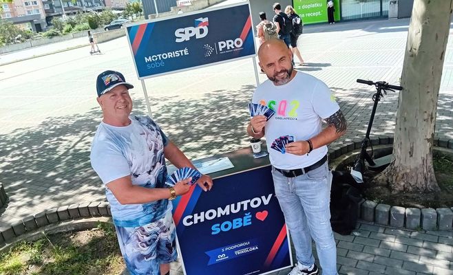 У Хомутові коаліція SPD та «Автомобілістів» роздає знижкові картки напередодні виборів