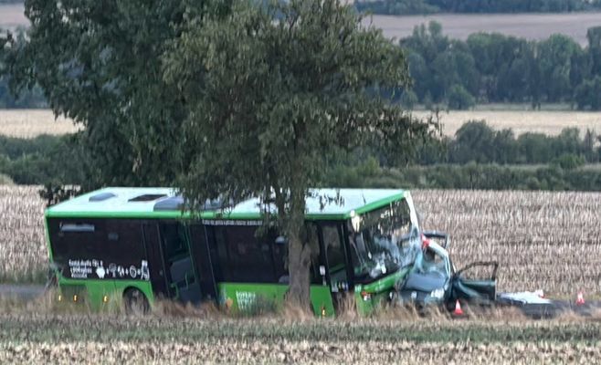 Three killed after car crosses into oncoming lane and hits bus in Chomutov region