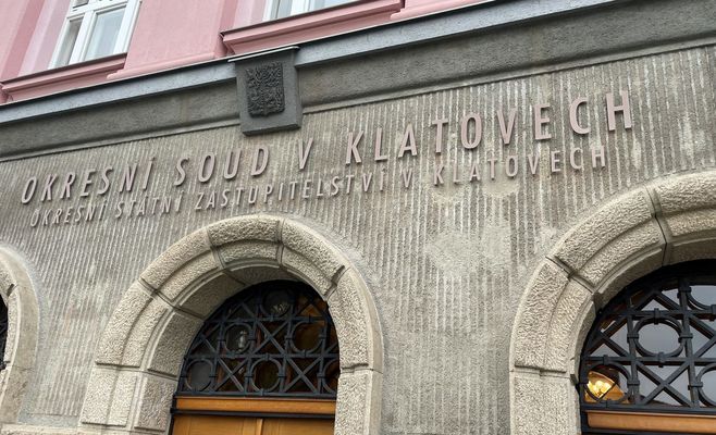 Батько під Клатови виховував трирічну доньку як «маленьке вовченя»: їжа зі смітника, замість слів — лише крики
