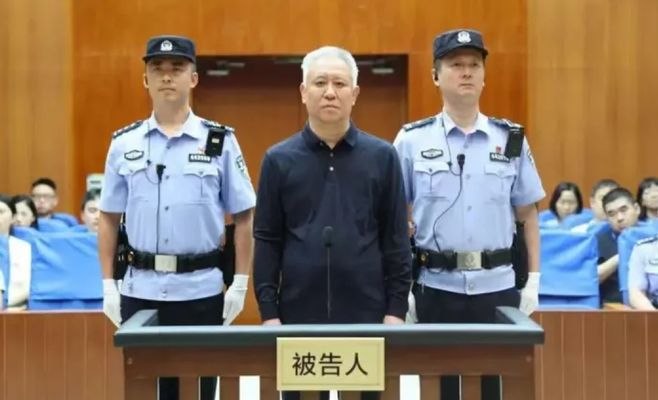 От самого богатого человека Азии до пожизненного срока: крах основателя Evergrande Сюй Цзяиня