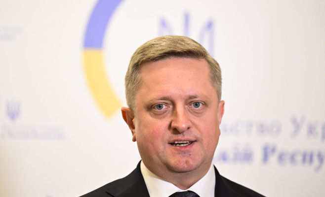 Міністр оборони Чехії таємно зустрічався з послом України, але їхати до Києва не наважується