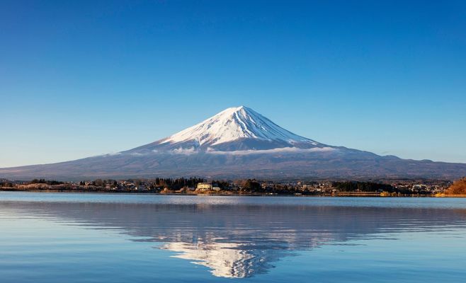 Father Leaves Exhausted 7-Year-Old Son on Mount Fuji Slope, Continues Climb