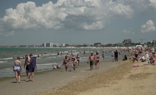War Has Reached Black Sea Resorts, But Russians Keep Coming Anyway