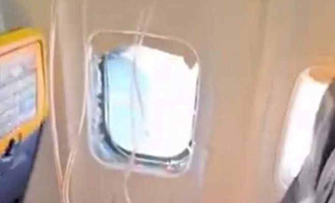 Пасажира ледь не викинуло з літака Ryanair крізь розбите вікно — з'явилися нові кадри