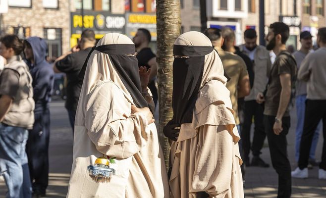 German Charity Sounds the Alarm: Kids Carrying Knives and Growing Support for ISIS