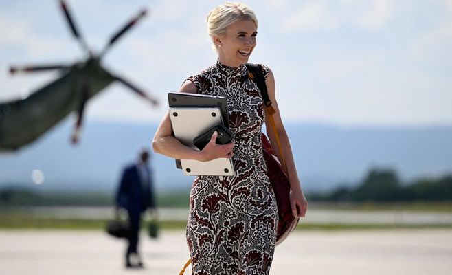 Особиста помічниця Трампа: скандал навколо «емоційного якоря» президента