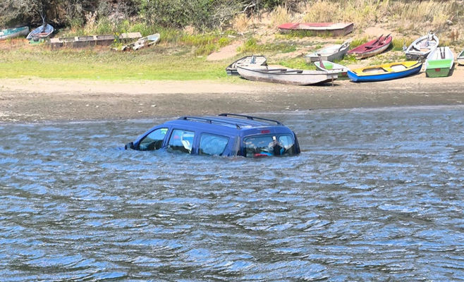 На Дальєшицькому водосховищі рибалка спочатку втопив автівку, а потім застряг у човні без бензину