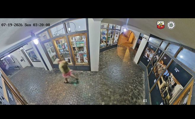 В Чешском Крумлове разыскивают мужчину, укравшего куртку и сумку в баре
