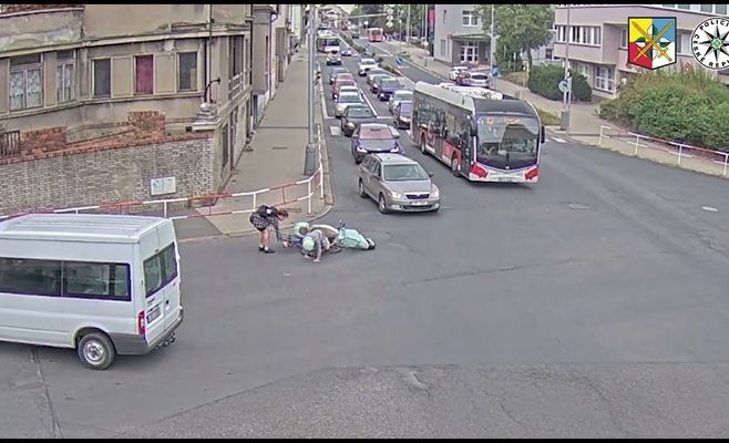Полиция Кладно ищет велосипедиста, скрывшегося после ДТП со скутером