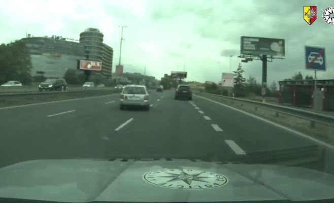 Полиция Праги преследовала автомобиль водителя без прав с марихуаной в салоне