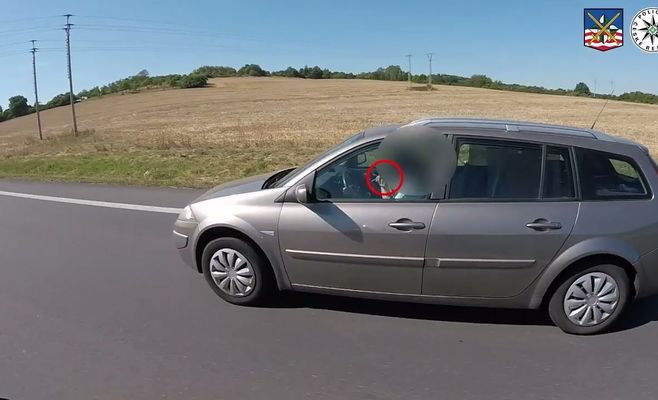 Полиция Чехии показала водителей, отвлекающихся за рулём на телефон