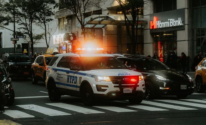 В Остраві чоловік мастурбує перед дівчатами у трамваях — поліція розшукує його за відео