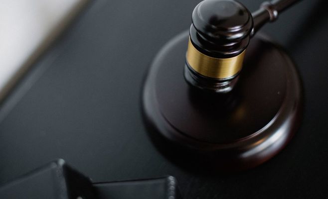 Біткоїн-справа: обвинувачення вимагає 29 років для програміста, ексміністру загрожує 6,5 року