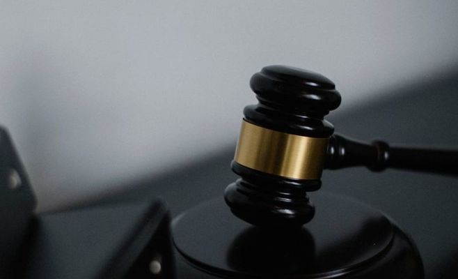 У Празі велосипедист дав водію ляпаса та розбив лобове скло — поліція шукає чоловіка