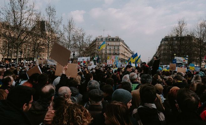Мадрид охватили протесты из-за миграционного кризиса в Сеуте: десятки тысяч вышли на улицы