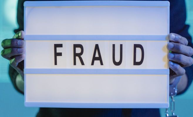 Prague scammer posing as a courier swindles pensioner out of 4.8 million crowns in gold