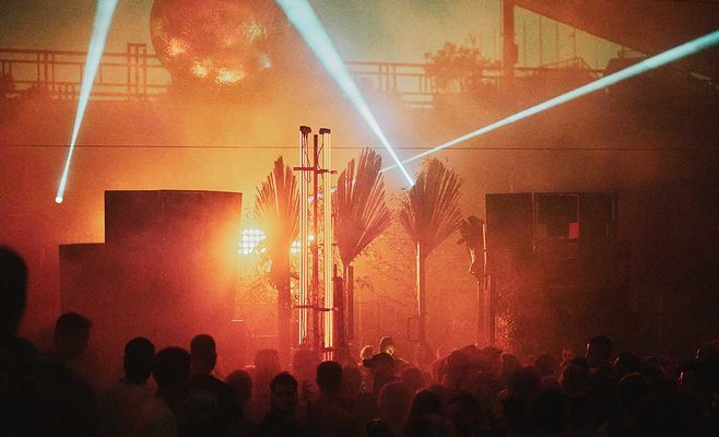 Komiks Rave: Day & Night — техно-марафон с YANAMASTE, Бейли Иббс и друзьями
