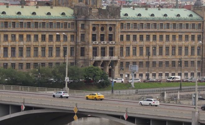 Прага замінює лавки на набережних: 25 нових конструкцій за 5 мільйонів крон