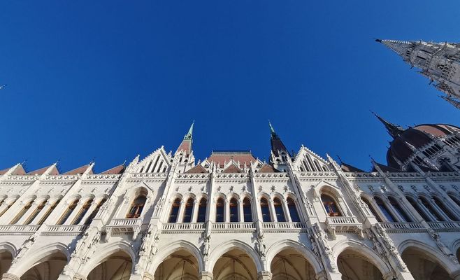 Пока Бабиш нападал на журналистов, Туск преподал урок о дезинформации