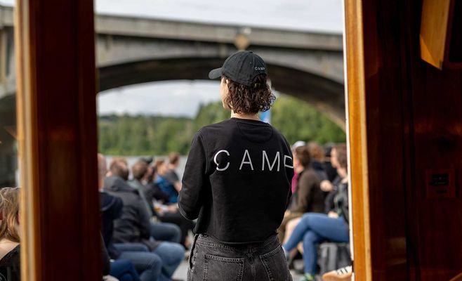 CAMP Tour: прогулка на кораблике под пражскими мостами