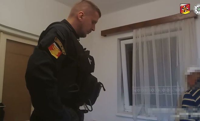 Полиция проверила общежития в Градец-Кралове, пять иностранцев депортируют