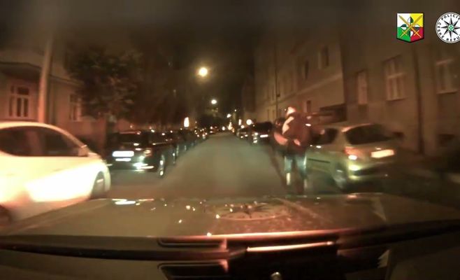 В Пльзене мотоциклист устроил опасную погоню и врезался в машину