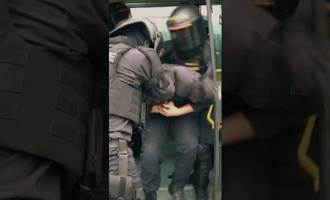 Полиция Чехии показала тренировку спецподразделений в общественном транспорте