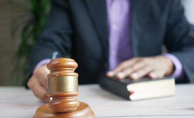 Пластичний хірург із Пльзеня спотворив пацієнтці обличчя, вважає експерт суду