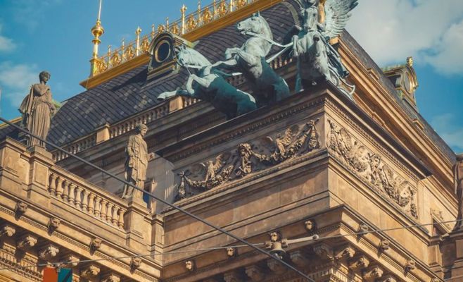 Фестиваль «4+4 дня в движении» покажет в Праге спектакли о войне, памяти и технологиях