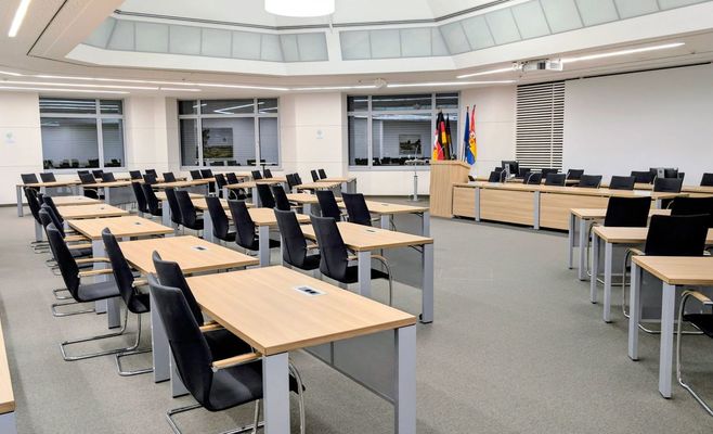 Czech police and firefighters' union demands 10% pay rise
