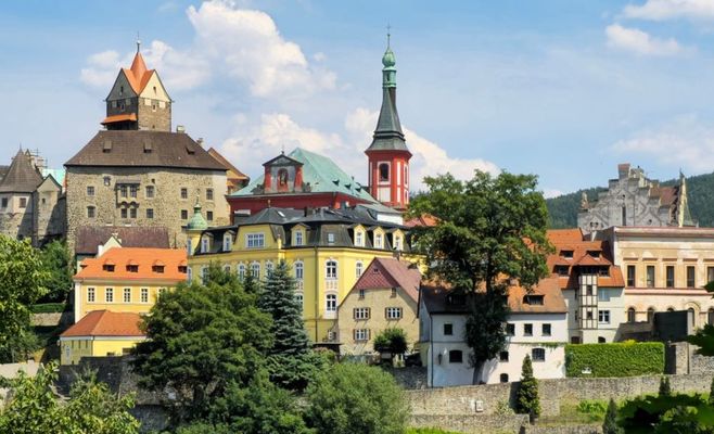 У замку Валеч на своє місце повернулася історична пальмова оранжерея