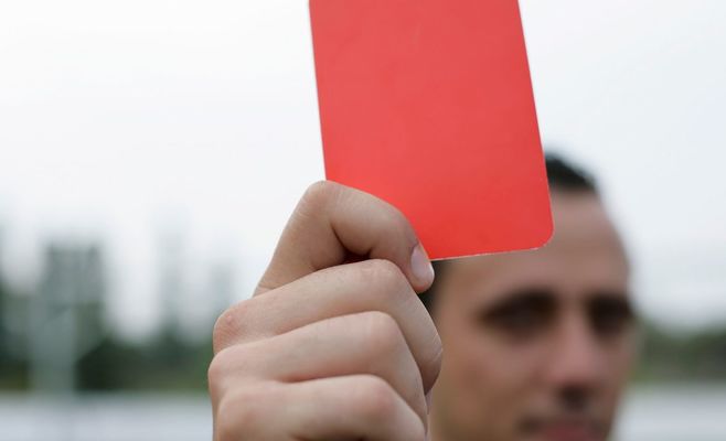 Сборная Чехии играла в меньшинстве и уступила Англии после удаления Шулца
