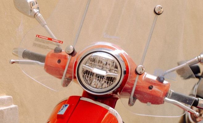 Премьер Венгрии прокатил сына на культовом скутере Vespa по Риму
