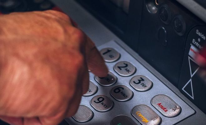 Экс-замгендиректора VZP подозревают в отмывании 26 миллионов крон через банкоматы
