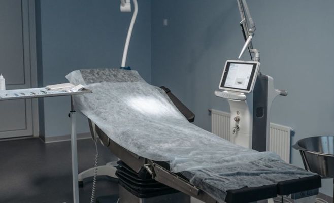 Министр Чехии ждёт полицию, прежде чем уволить главу больницы из-за имплантов