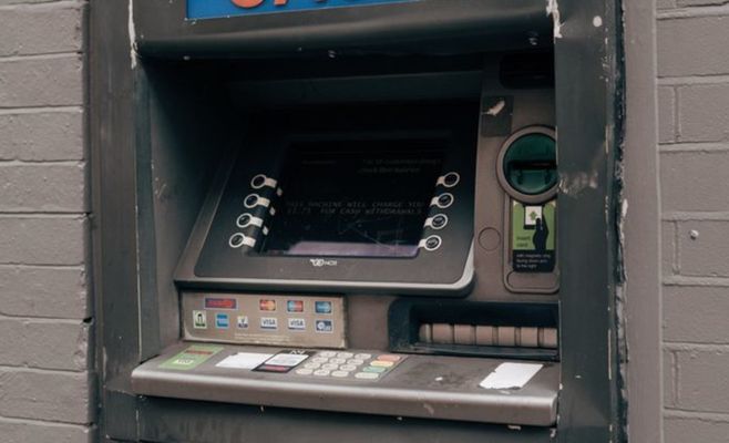 Жена бывшего топ-менеджера VZP сняла кандидатуру после подозрений в отмывании 26 млн крон