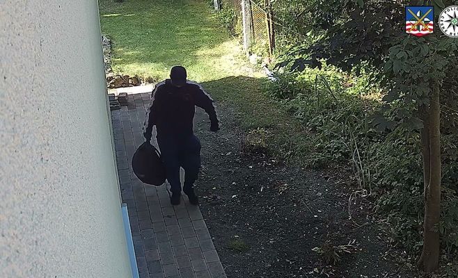 Полиция Карловых Вар ищет человека с видеозаписи
