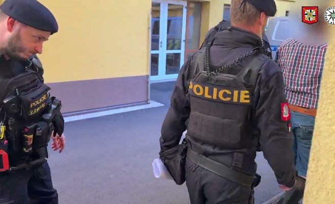 Полиция конвоировала в суд обвиняемого в нападении с ножом