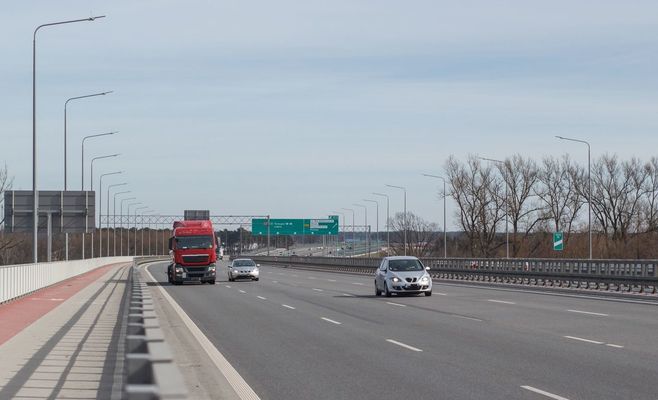 В Китае очереди электромобилей на трассах разруливают гигантские пауэрбанки на колёсах