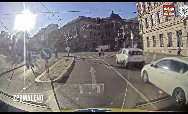В Брно пешеходы в наушниках не заметили машину скорой помощи