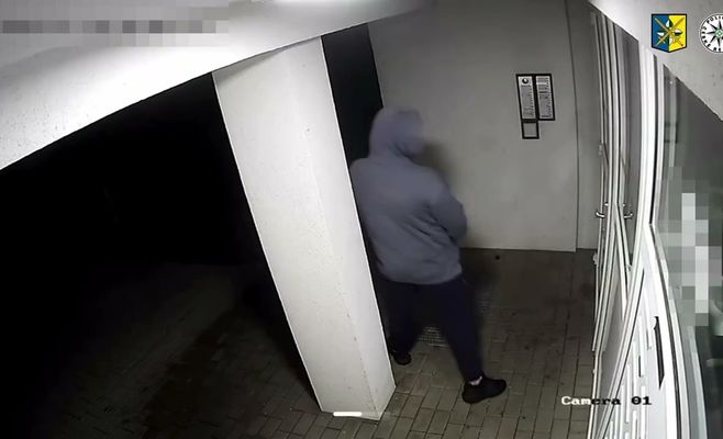 В Угерски-Градиште двое мужчин обокрали подъезд дома и ларёк