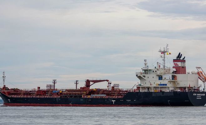 У Сочи загорелся крупный нефтяной танкер