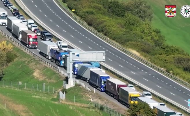 В Чехии дальнобойщики объезжали пробку на D1 по спасательному коридору